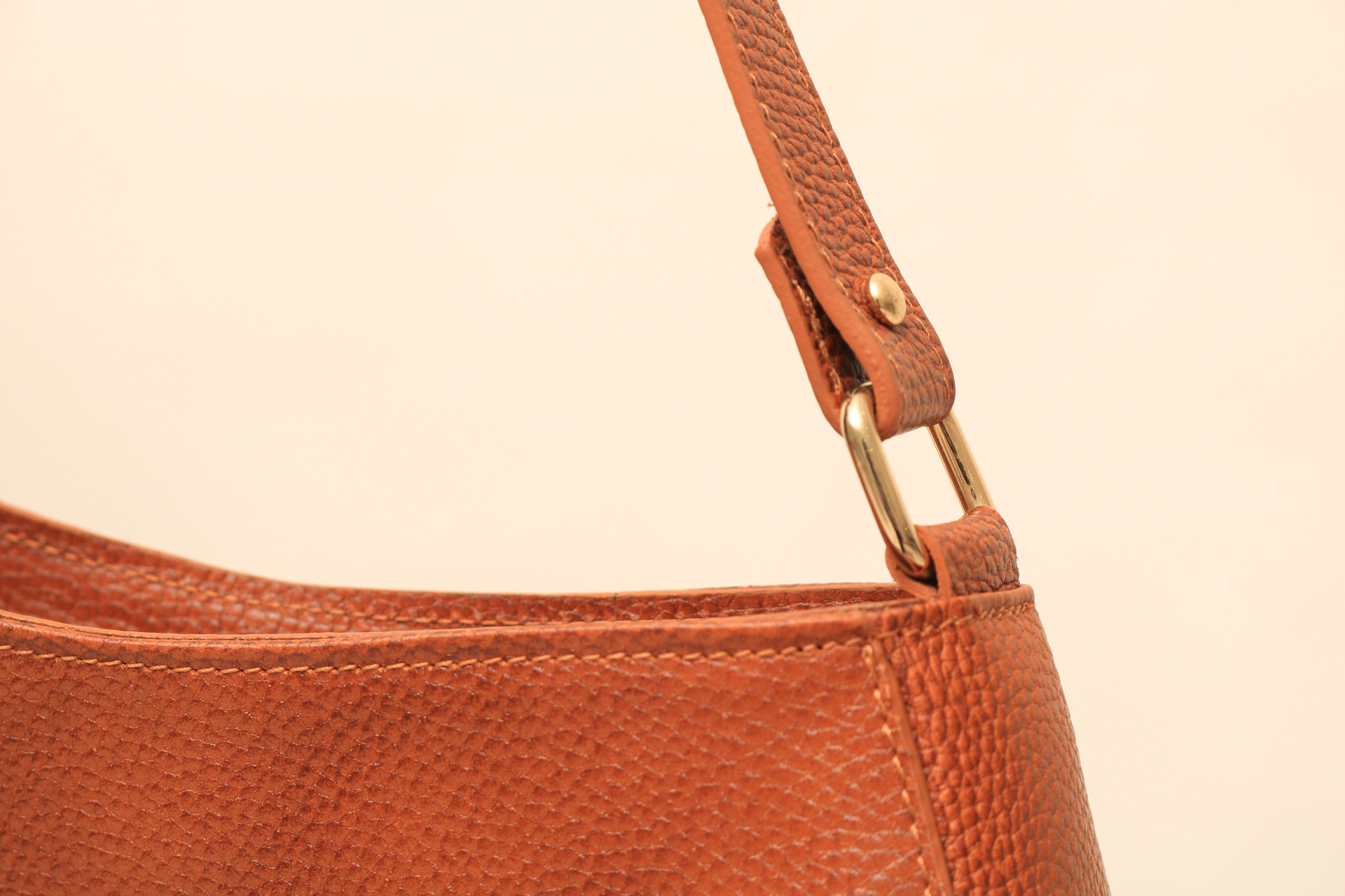 خرید کیف زنانه نویل چرم مدل هلالی خرید کیف زنانه نویل چرم مدل هلالی