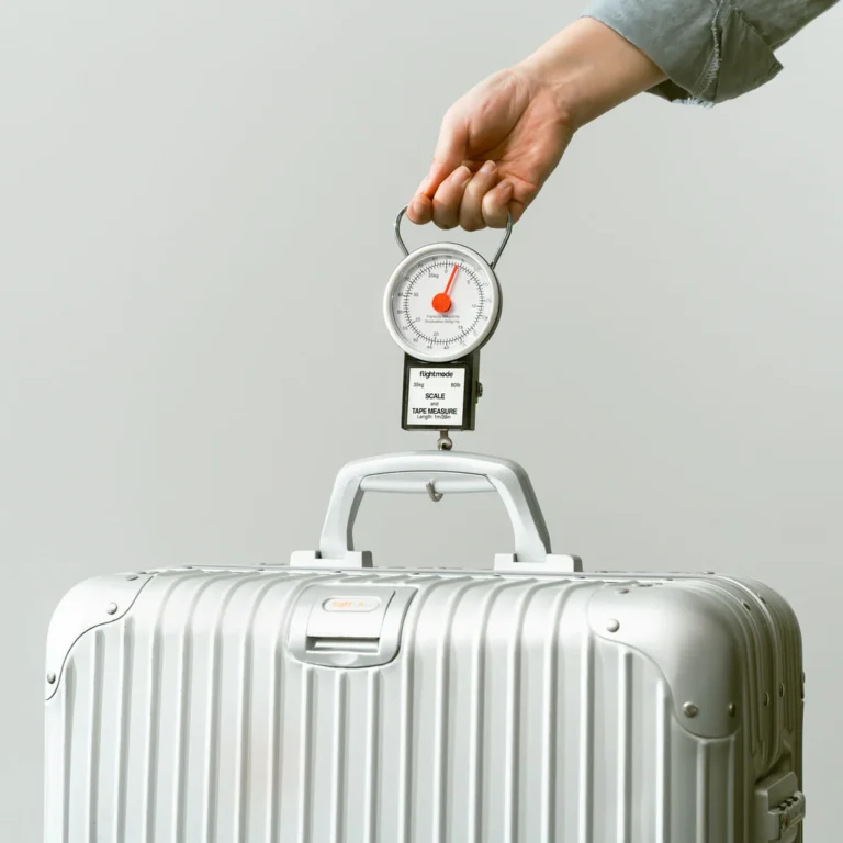 وزن کردن چمدان برای مسافرت هوایی
